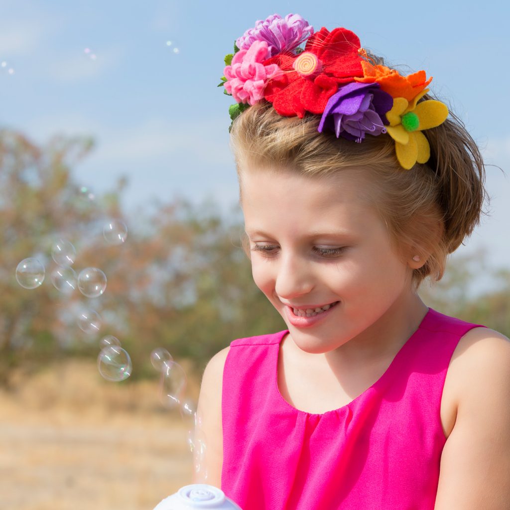 Apoyar la investigación para un futuro mejor Aitana sonriendo en un columpio, representando la alegría y la infancia plena que se busca potenciar con el apoyo a la investigación.