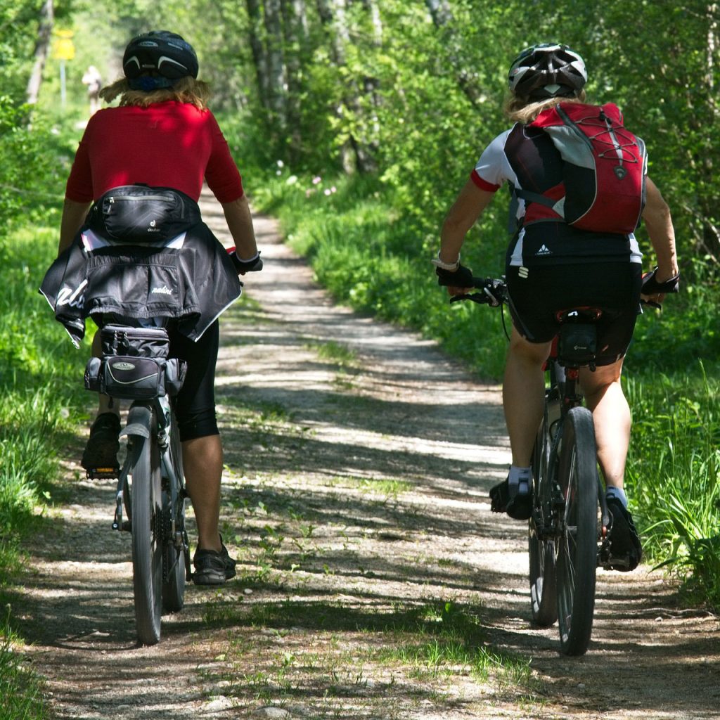 Grupo de ciclistas del equipo 'Caminando con Aitana' mostrando la fuerza de la comunidad en los eventos solidarios.