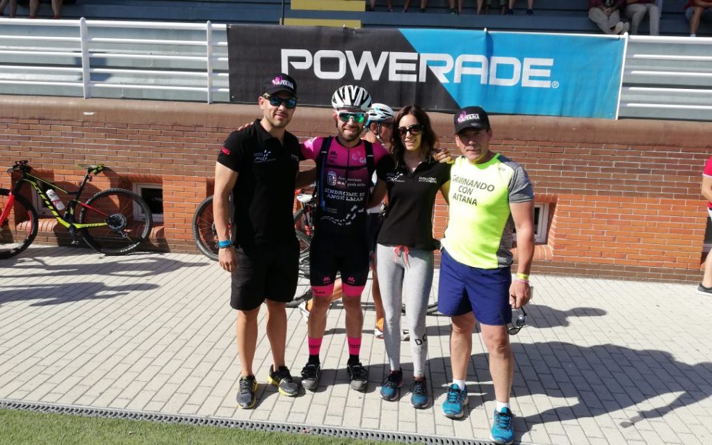 Aitana con sus padres en un momento familiar, imagen que da la bienvenida al blog sobre el viaje con el Síndrome de Angelman.